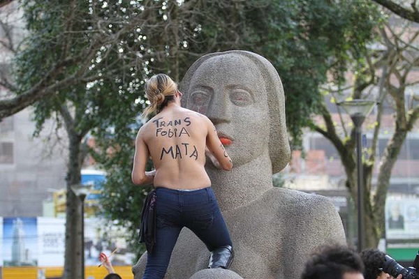 Marcha das Vadias protesta a favor da liberdade da mulher e contra o machismo em Curitiba/PR. Foto de Vagner Rosario / Futura Press.