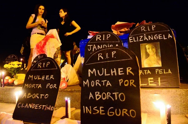 RJ - Véspera do Dia Nacional de Redução da Mortalidade Materna, feministas em ato na Praça XV, defendem a descriminalização do aborto e destaca o alto índice de mortes em abortos clandestinos. Foto de Fernando Frazão/Agência Brasil.